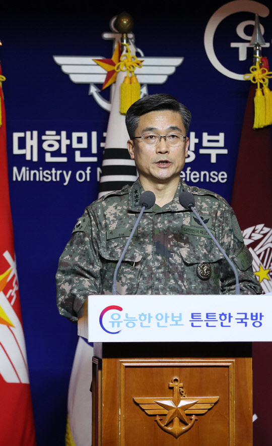 서욱 합참작전본부장이 23일 오후 국방부에서 긴급 기자회견을 열고 입장문을 읽고 있다.  연합뉴스